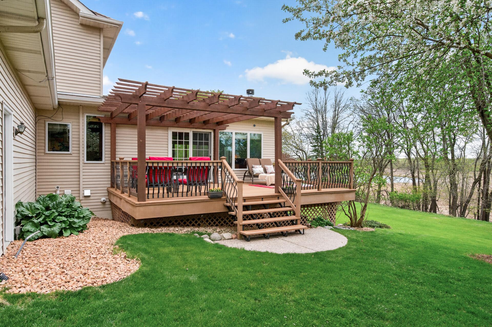 Northern deck with pergola