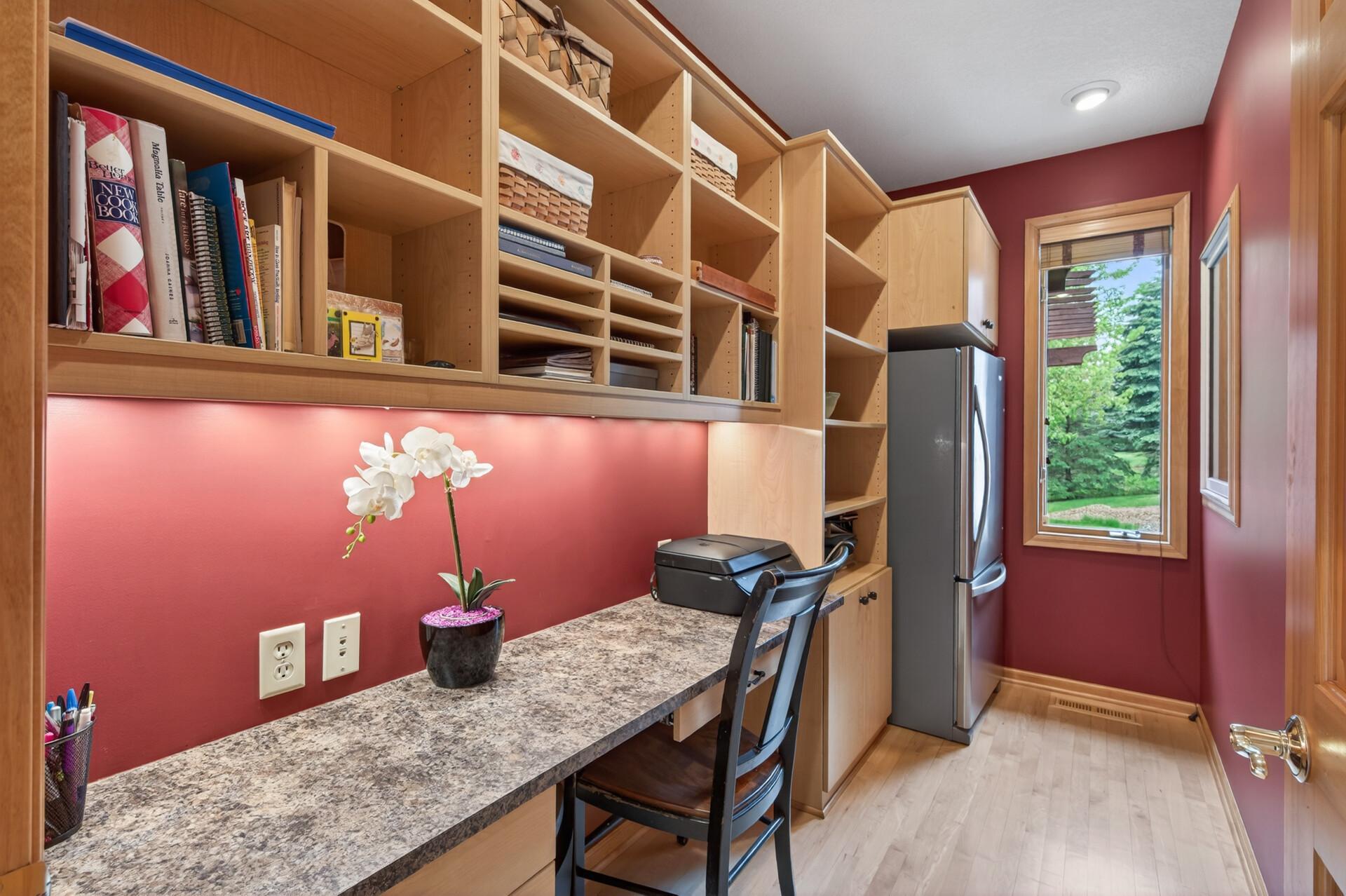 Butler's pantry/ home office space