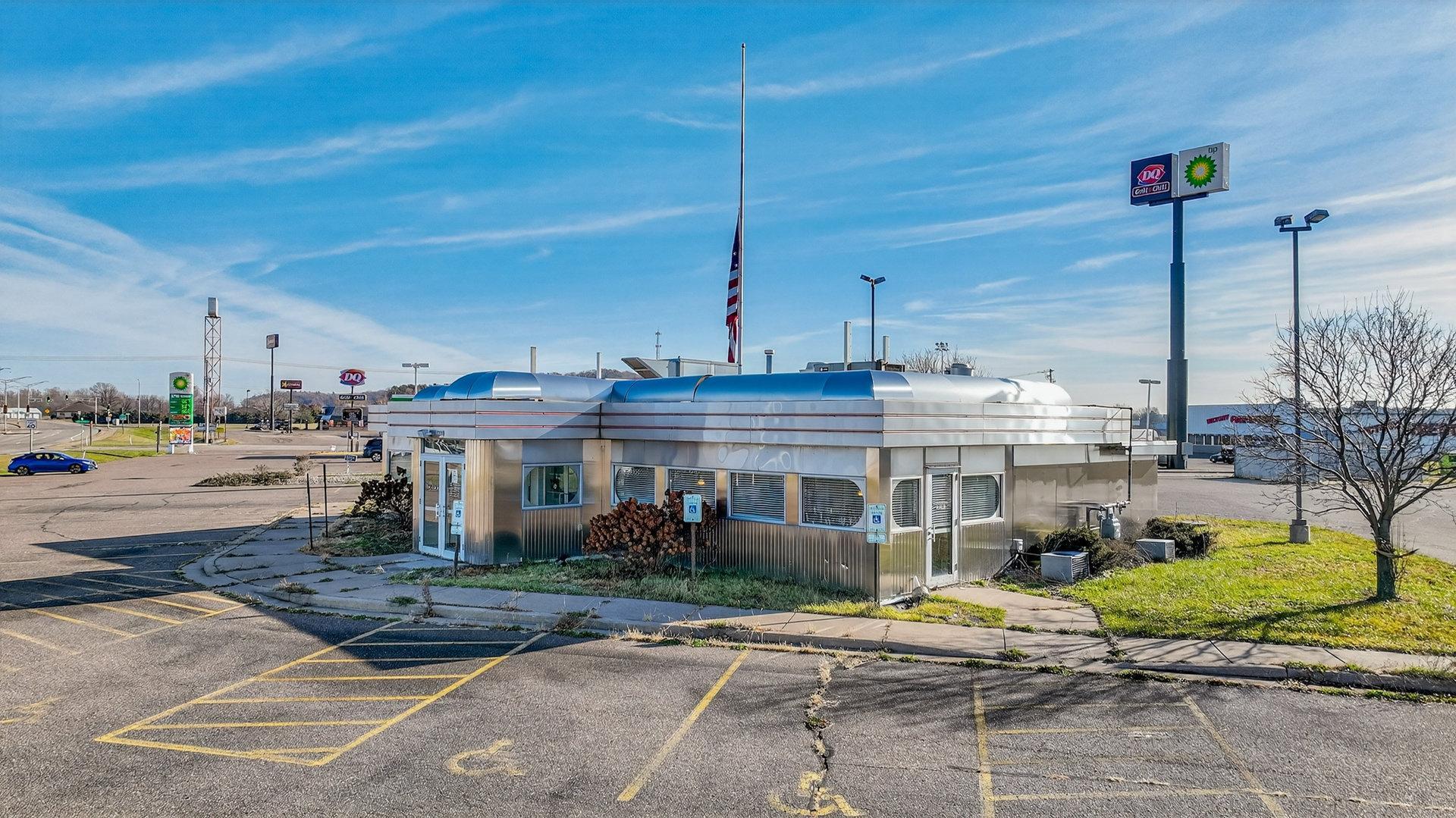 019_jask221899446_moes_12701_10th_st._osseo_wi_-_photos-8_808.jpg