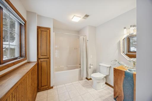 The en-suite bathroom is fully equipped with a shower, bathtub, and a striking âwaterfallâ live-edge epoxy vanity, adding style and sophistication for guests.