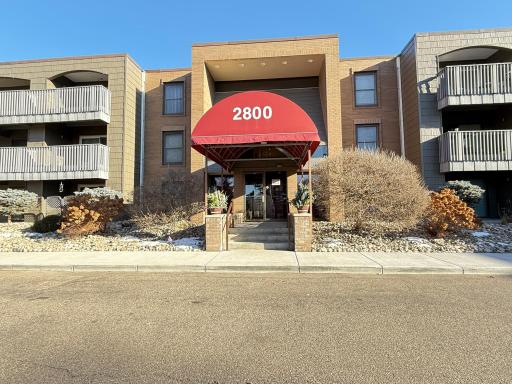 Welcome to 2800. Main Entrance - main entran ce.