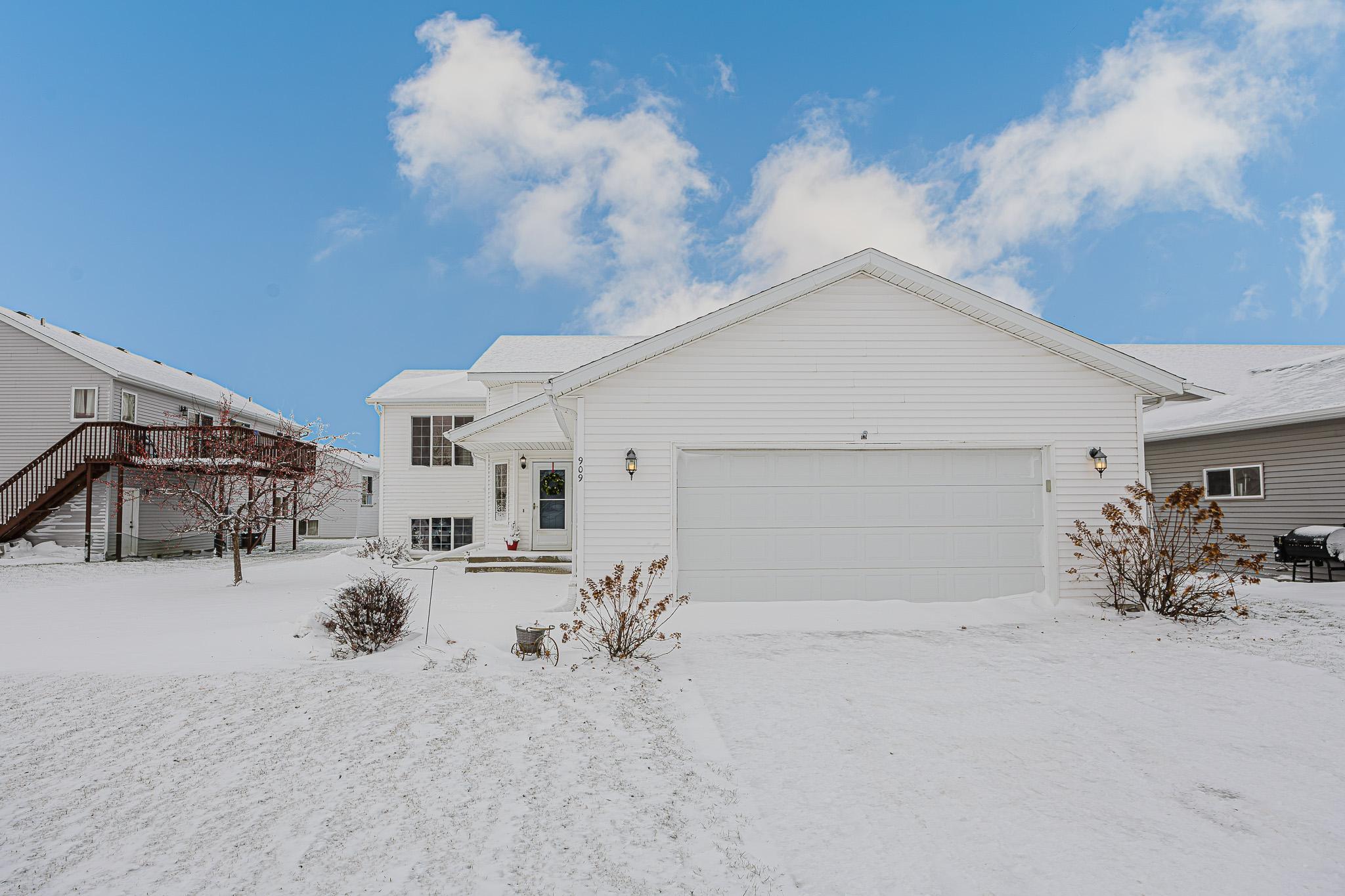 909 38 1-2 Ave W West Fargo, ND 58078-2.jpg