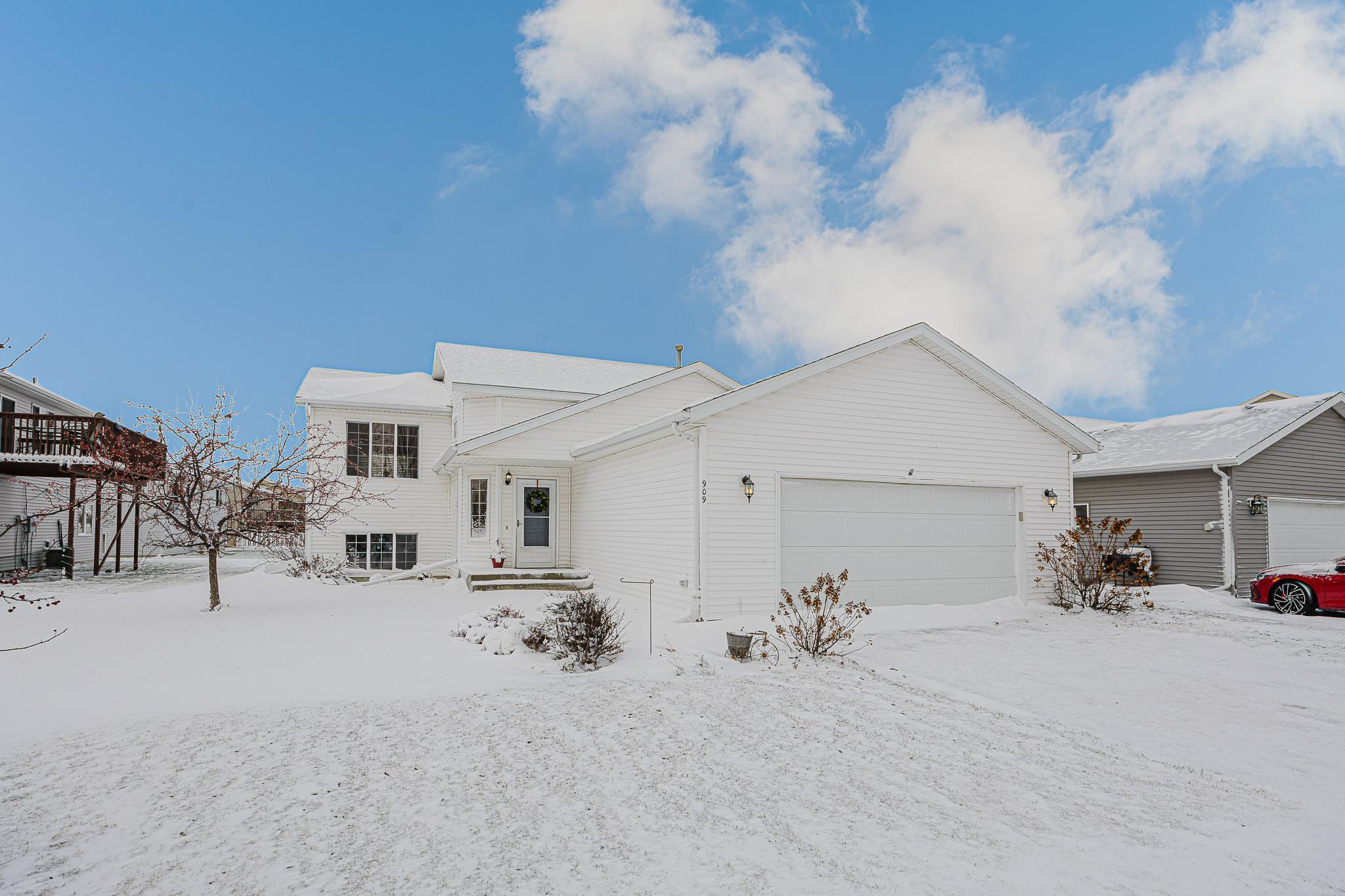 909 38 1-2 Ave W West Fargo, ND 58078.jpg