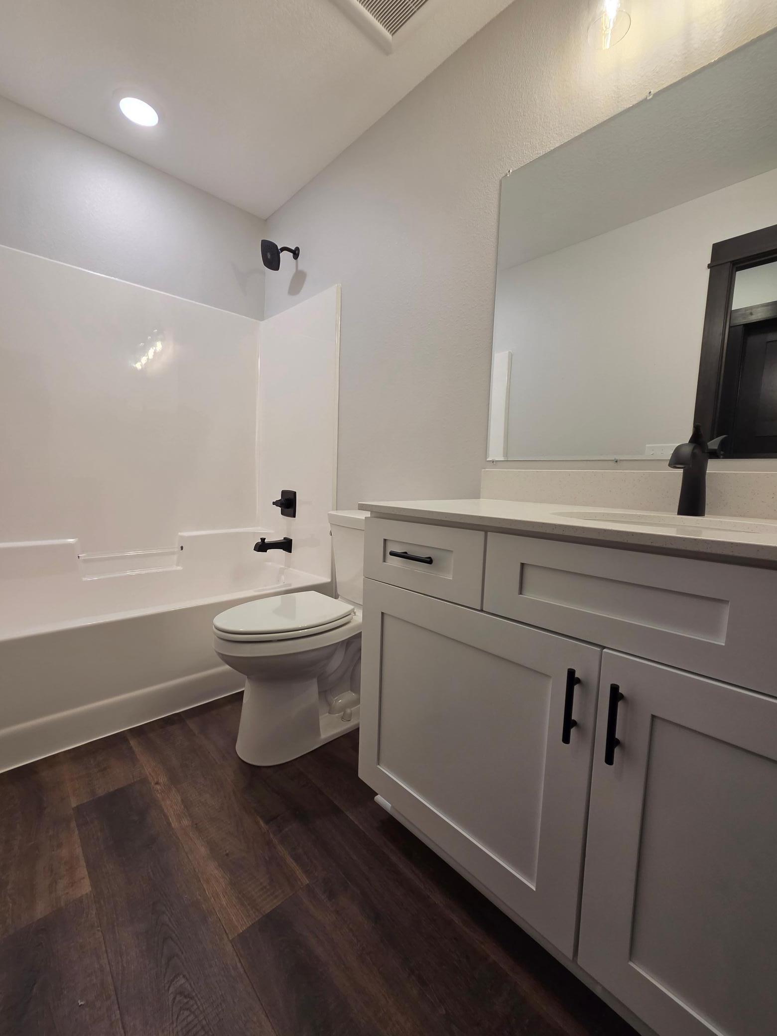 *ACTUAL PROPERTY* Full Bathroom