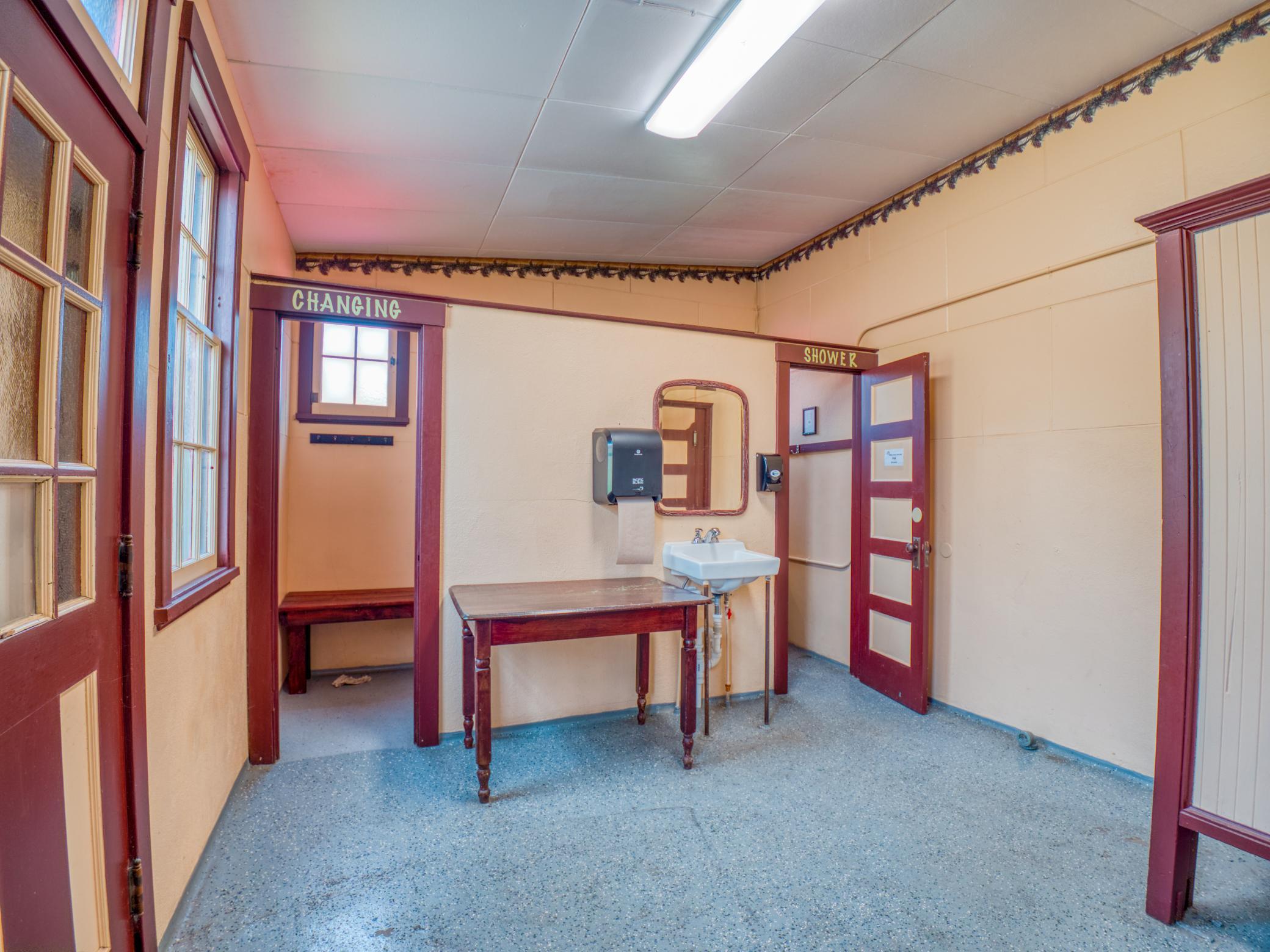 changing room and shoer.jpg