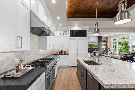 1595 Locust Hills Circle, Wayzata, MN 55391