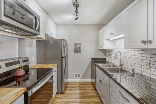 1713 Fulham St Unit F - Web Quality - 012 - 11 Kitchen.jpg