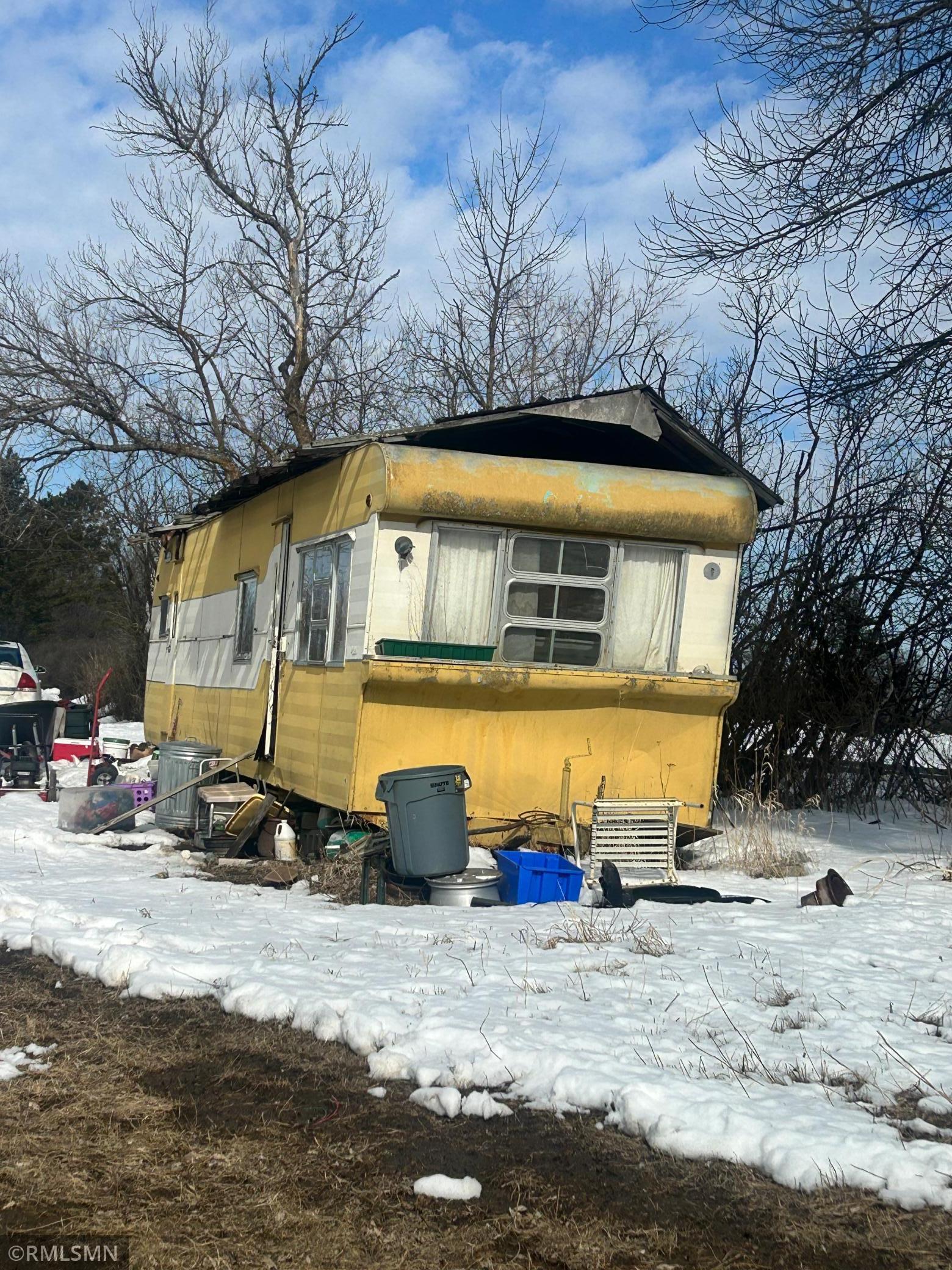 Mobile Home tongue. Has axels.