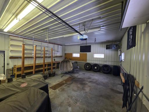 Single-stall garage / workshop