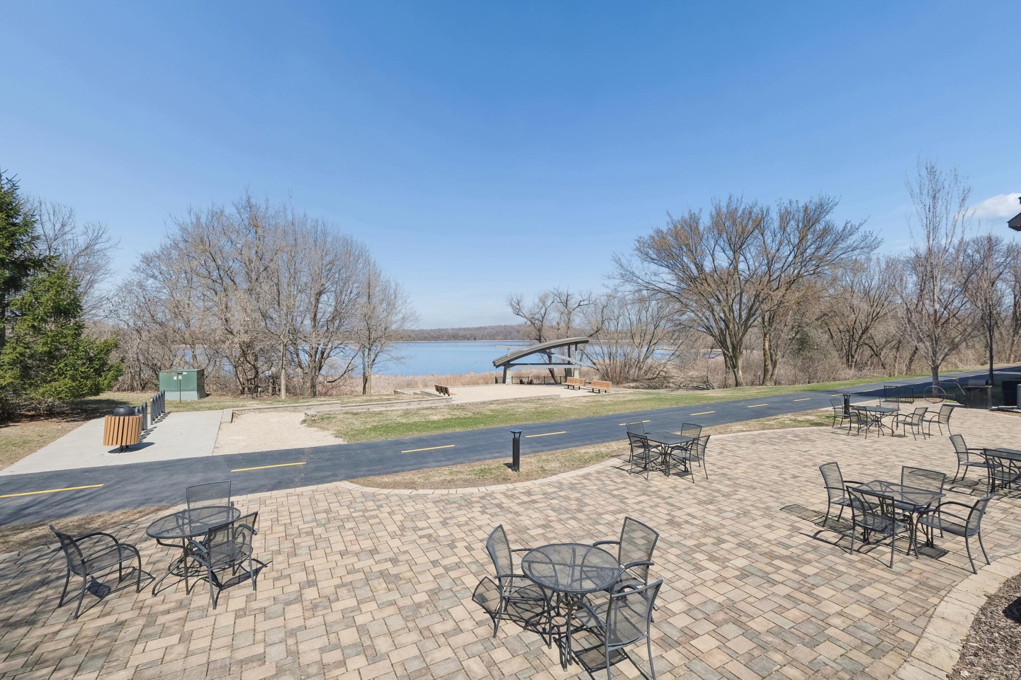 Only minutes to the LRT