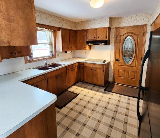 Stove Top with Exhaust fan to the outside. Plenty of natural light and counter space..jpg