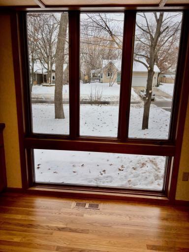 FRONT WINDOW, LETS IN A TON OF LIGHT!