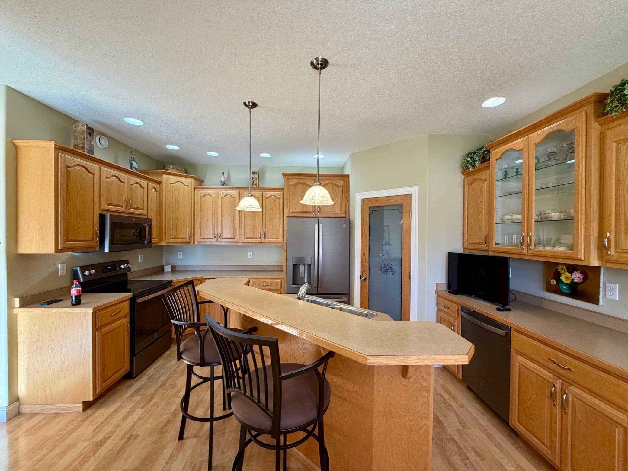 Kitchen with lunch bar