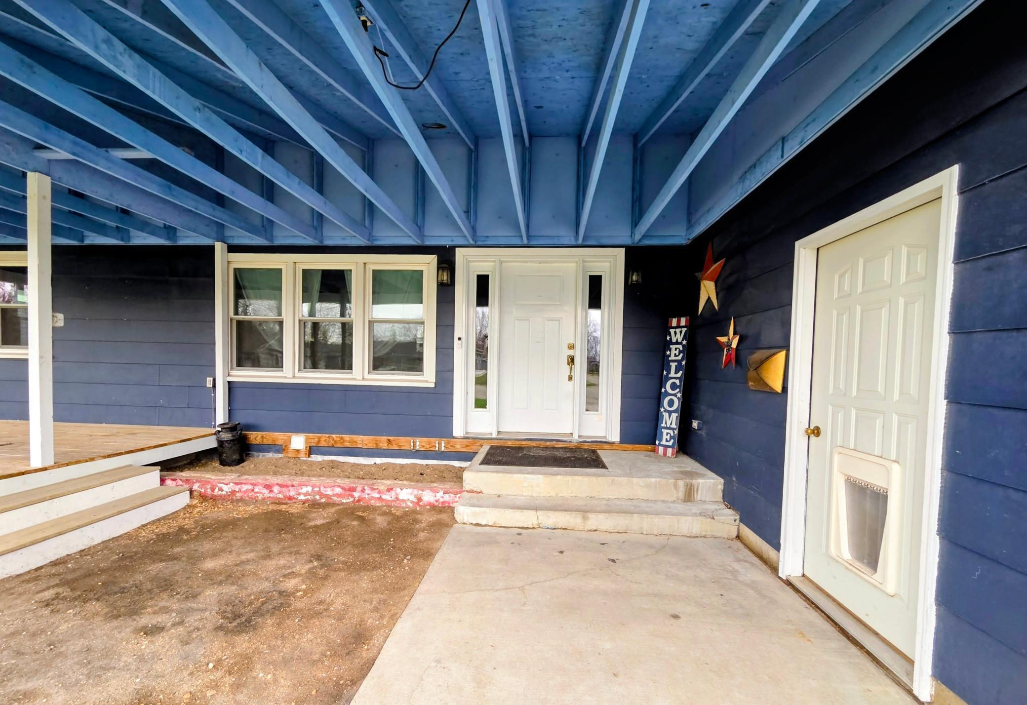 Front entry, Garage entry/Doggie door