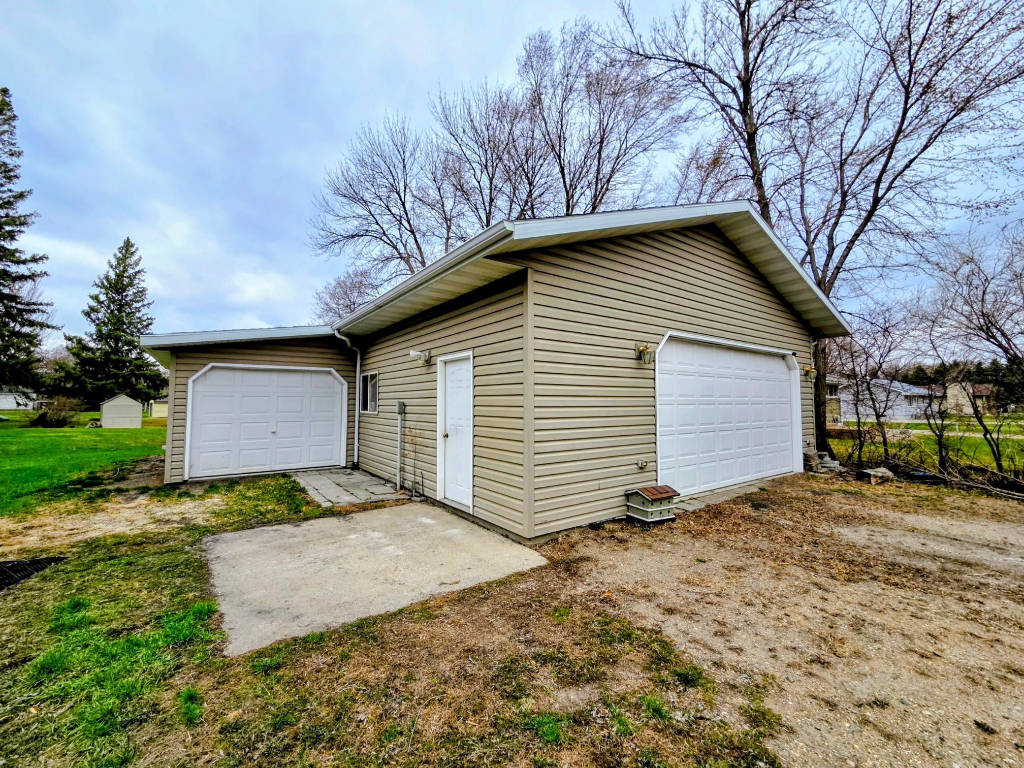 Detached Garage/ Shop