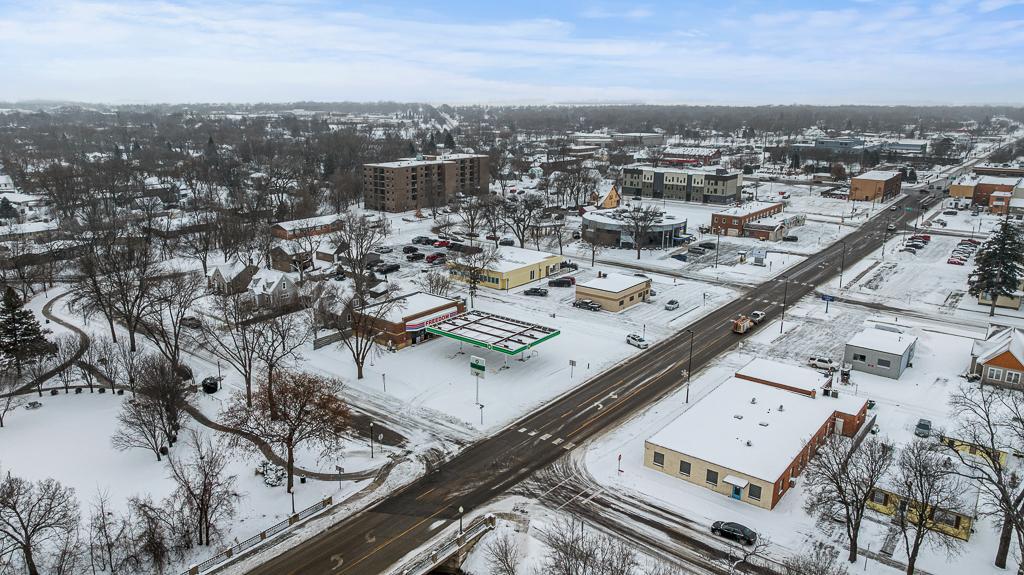 Great location central of Downtown Marshall and East College Drive - major businesses and apartments nearby offering high foot traffic!