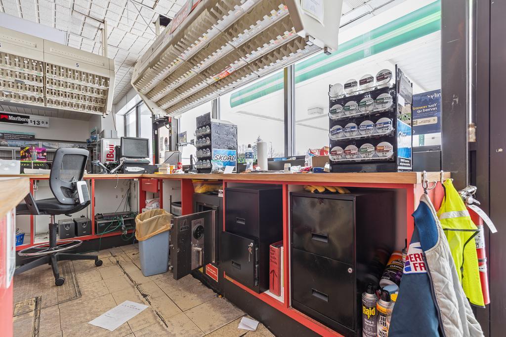 Large, raised service counter at the storefront provides good visibility of the pump stations and parking lot, as well as views overlooking the product floor