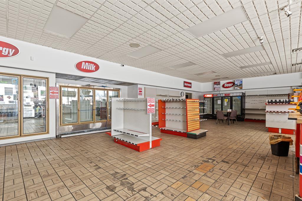 Nice open floor area for product placements and customer flow