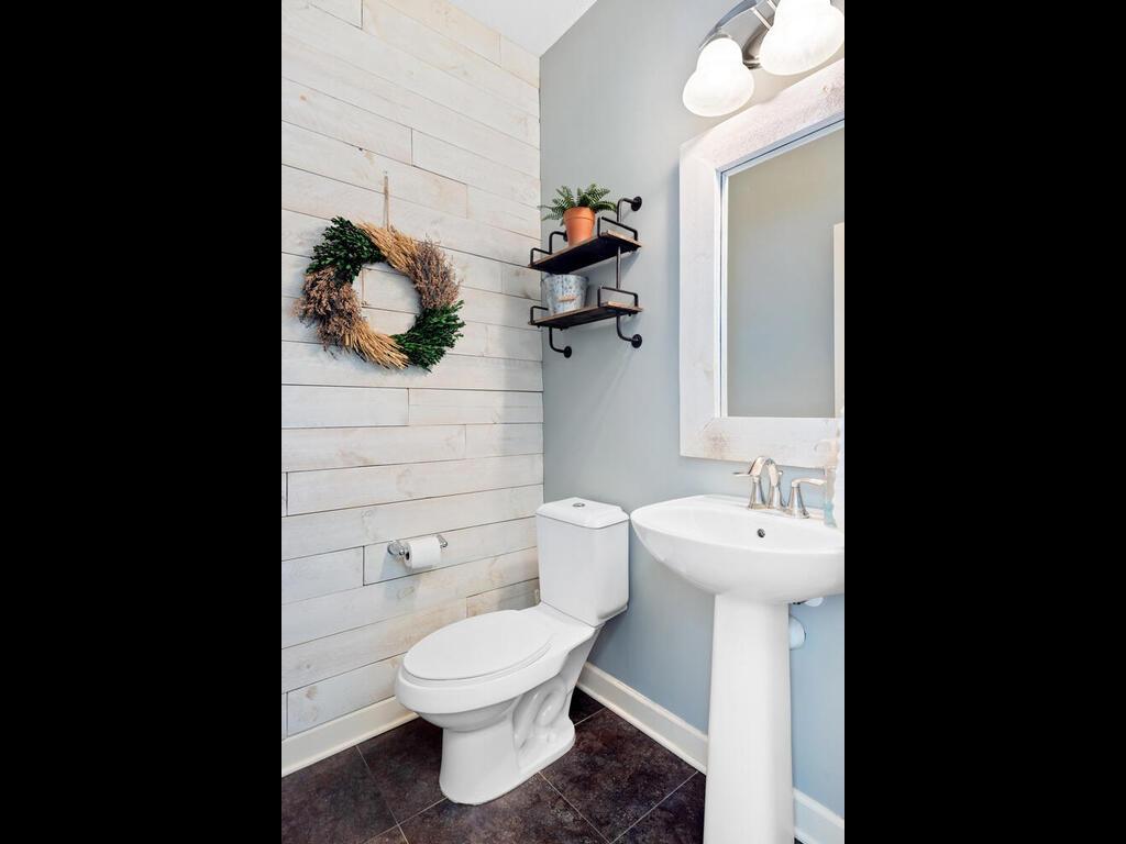 Main floor 1/2 bath
