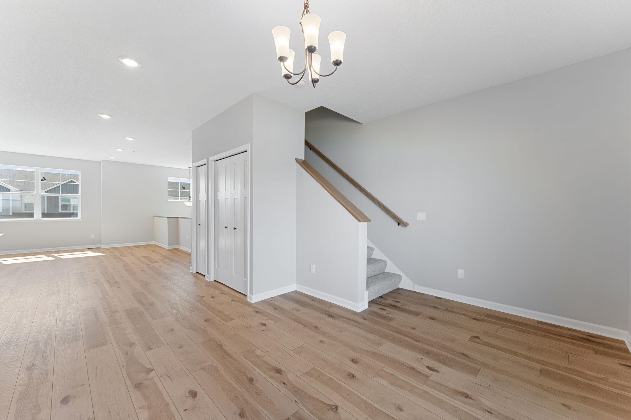 [L318-Z025]Dining Room.2.jpg