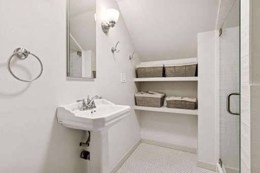 711 Grandview Avenue W, Saint Paul, MN 55113