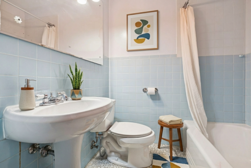 711 Grandview Avenue W, Saint Paul, MN 55113