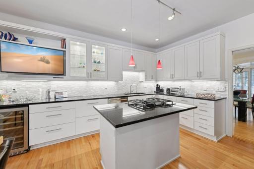 103 Edgewood Court, Wayzata, MN 55391