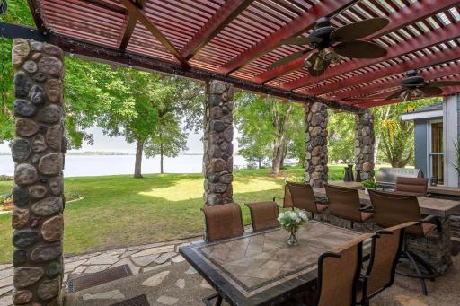 Oh my! Lakeside dining with bar top area!