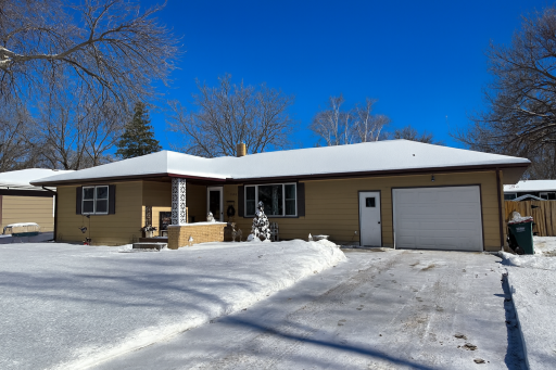 Photo for 826 Maple Street NE, Hutchinson, MN 55350 - listing #6826534 826 Maple Street NE, Hutchinson, MN 55350