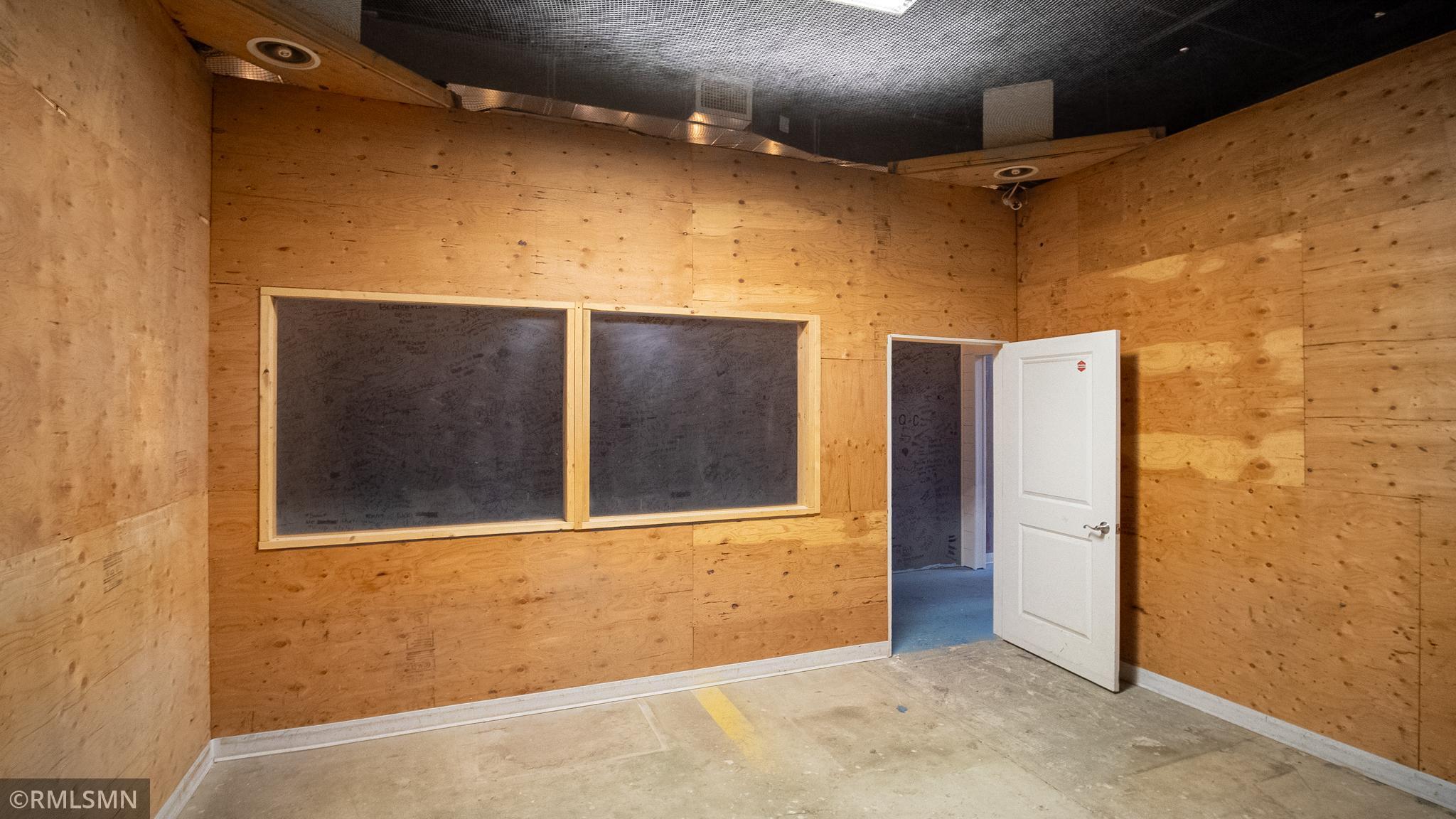 1635 - 2,400 SF $12/SF/Year NNN