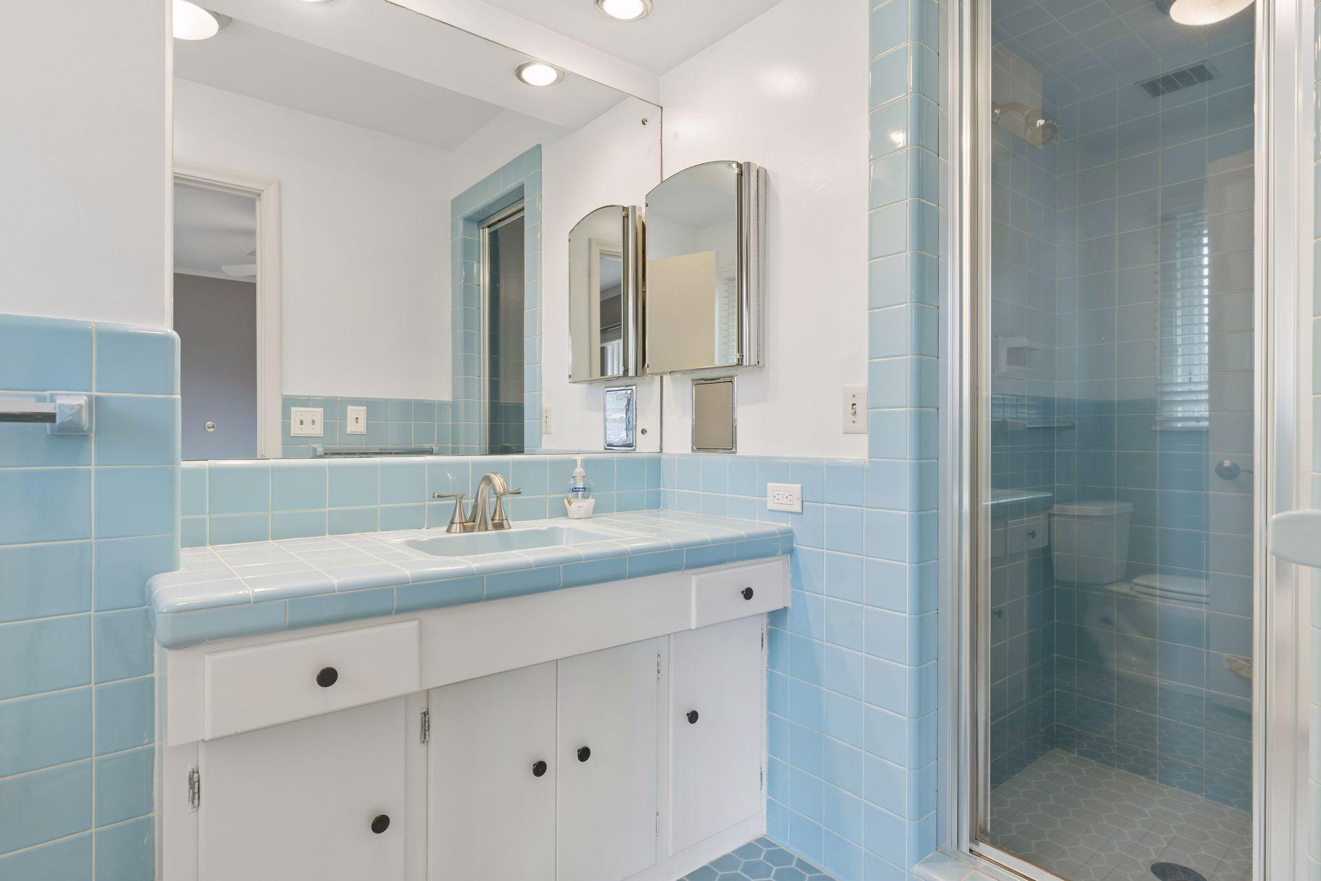 Fresh & charming 3/4 bath ensuite.