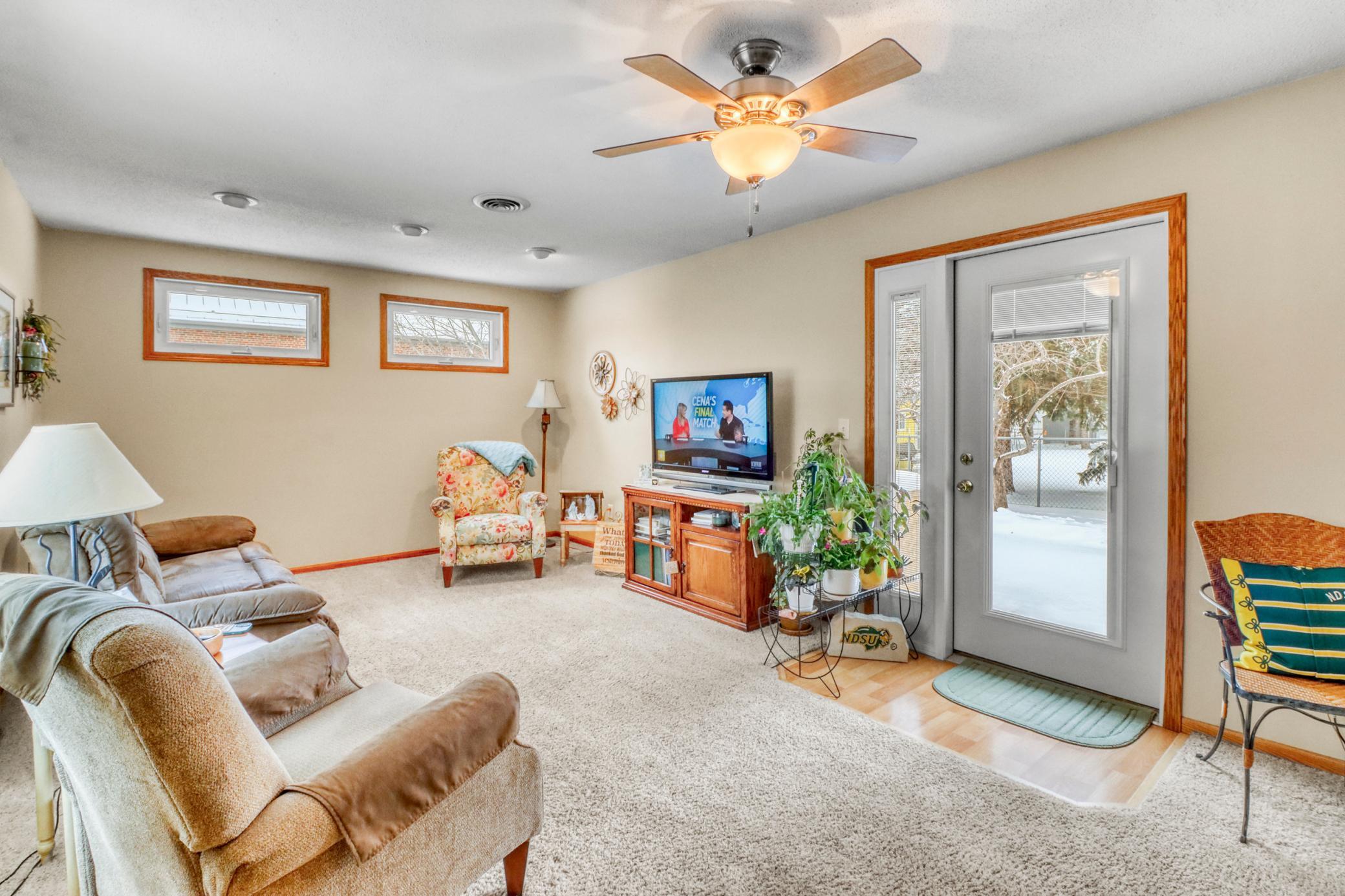 Familyroom1_2-3264.JPG