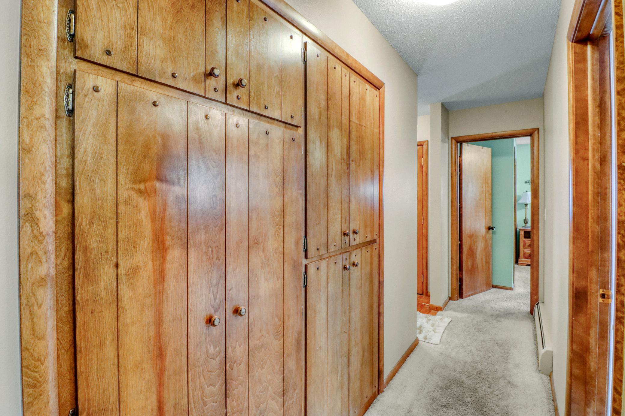 Hallway storage1_1-3264.JPG