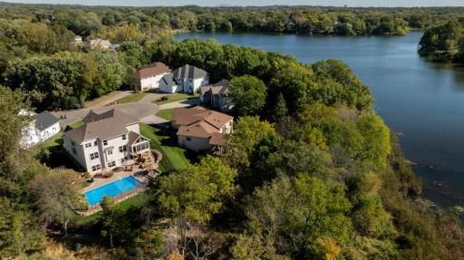 An exceptional setting on Duck Lake. Welcome home!