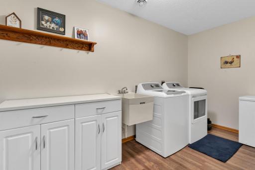 125 Meadow Lane, New London, MN 56273