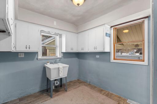 Large foyer with a blank canvas