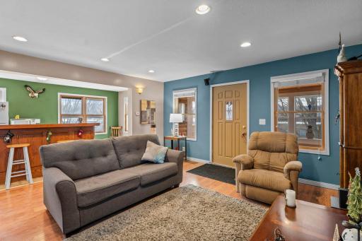 Open livingroom to kitchen & diningroom