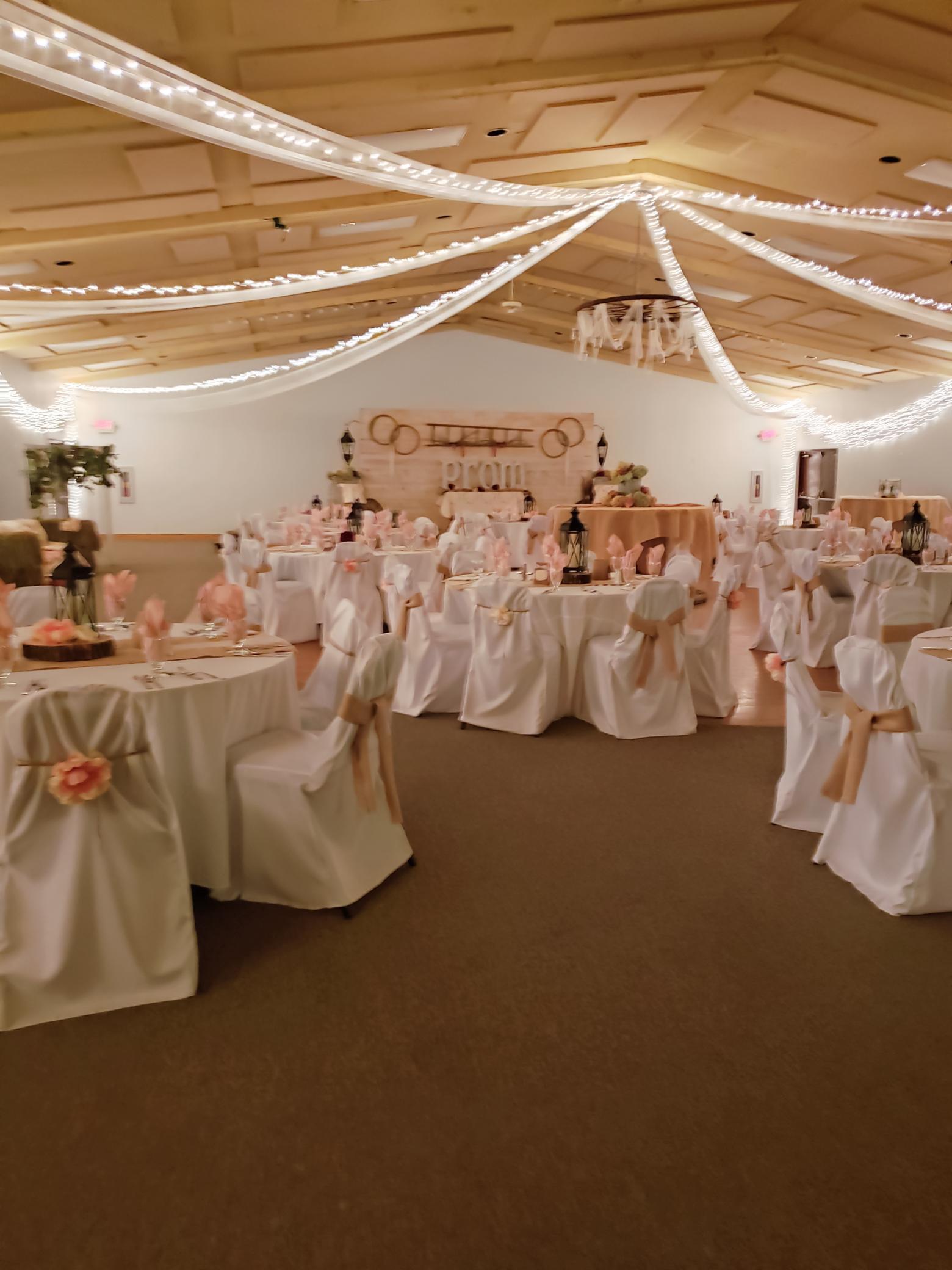 With multiple colors of napkins and linens, for a number of color schemes