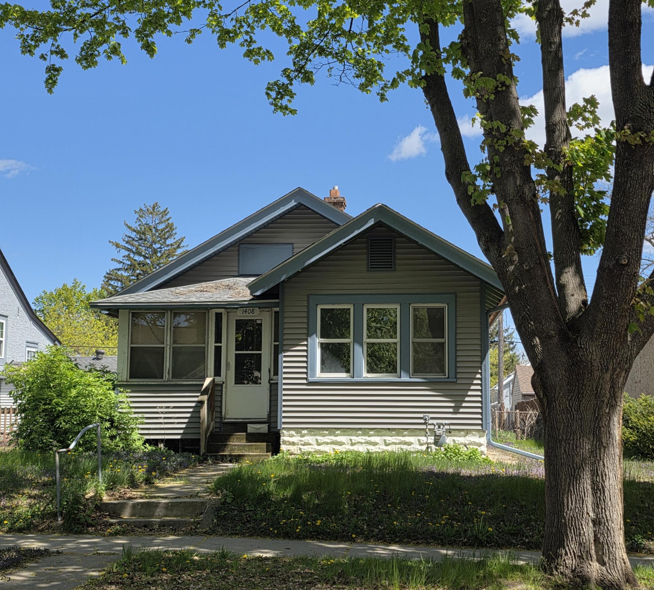 1408 Arona - Great opportunity for a rehabber! This little bungalow in a high demand West Como could be the project you've been looking for!