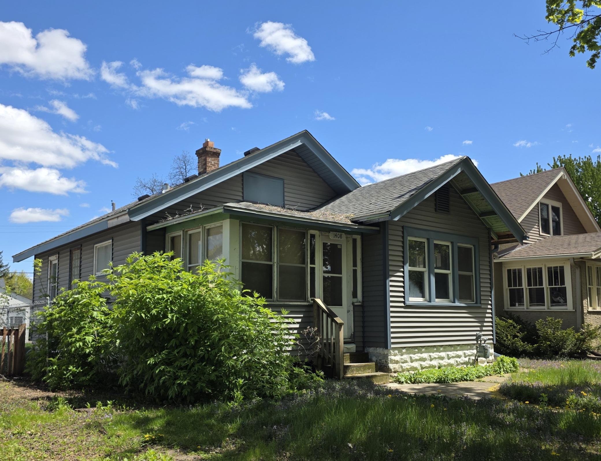 1408 Arona in West Como. Bungalow with loads of potential!