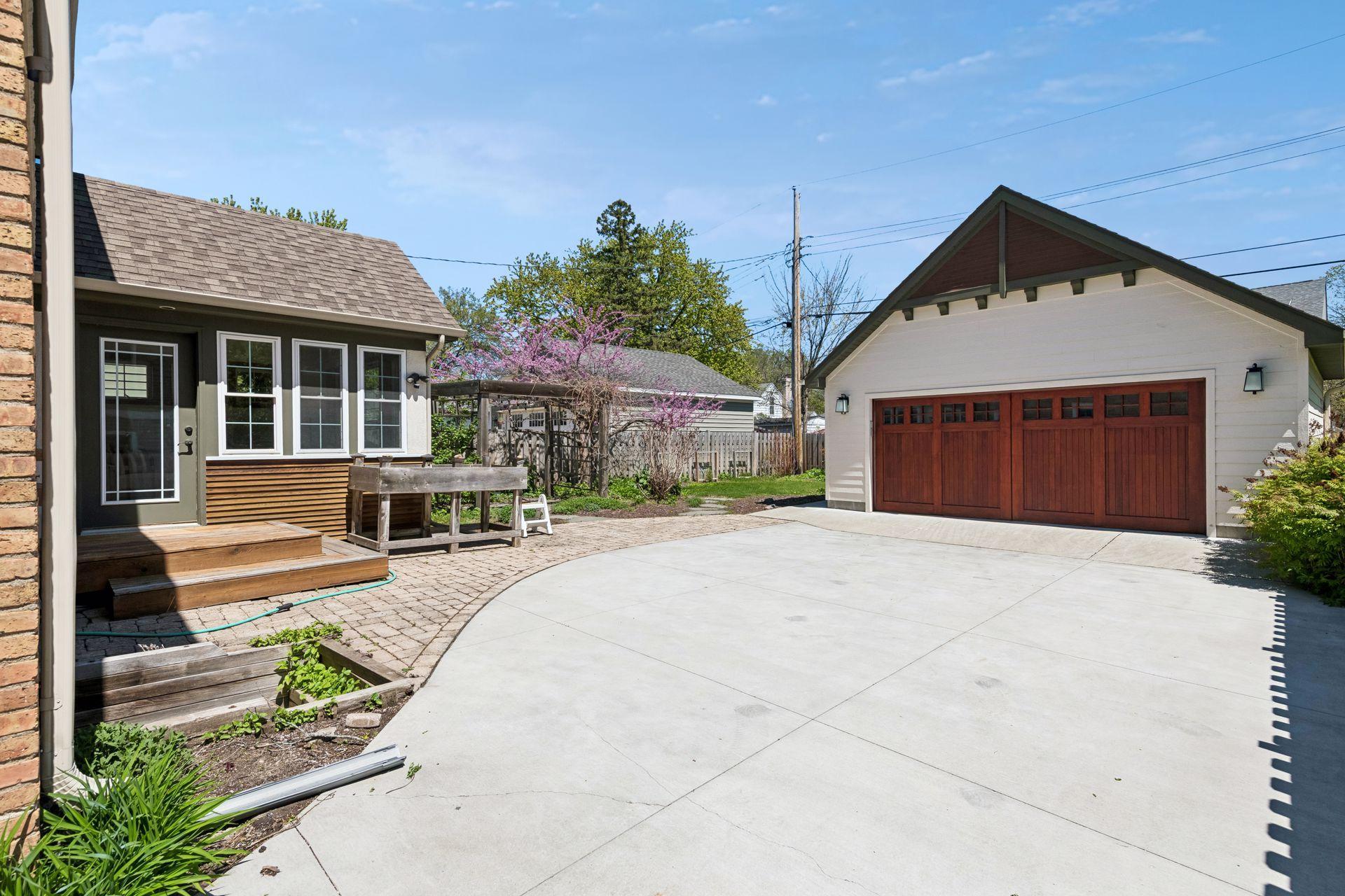 Oversized newer 2-car garage
