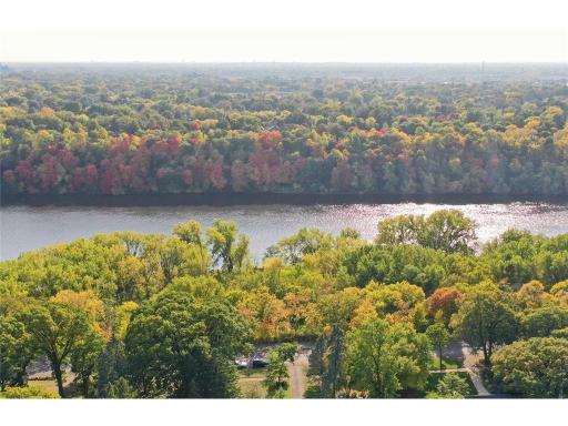 East River Terrace - Just a block to the River, steps to the U of M, and minutes to either downtown.