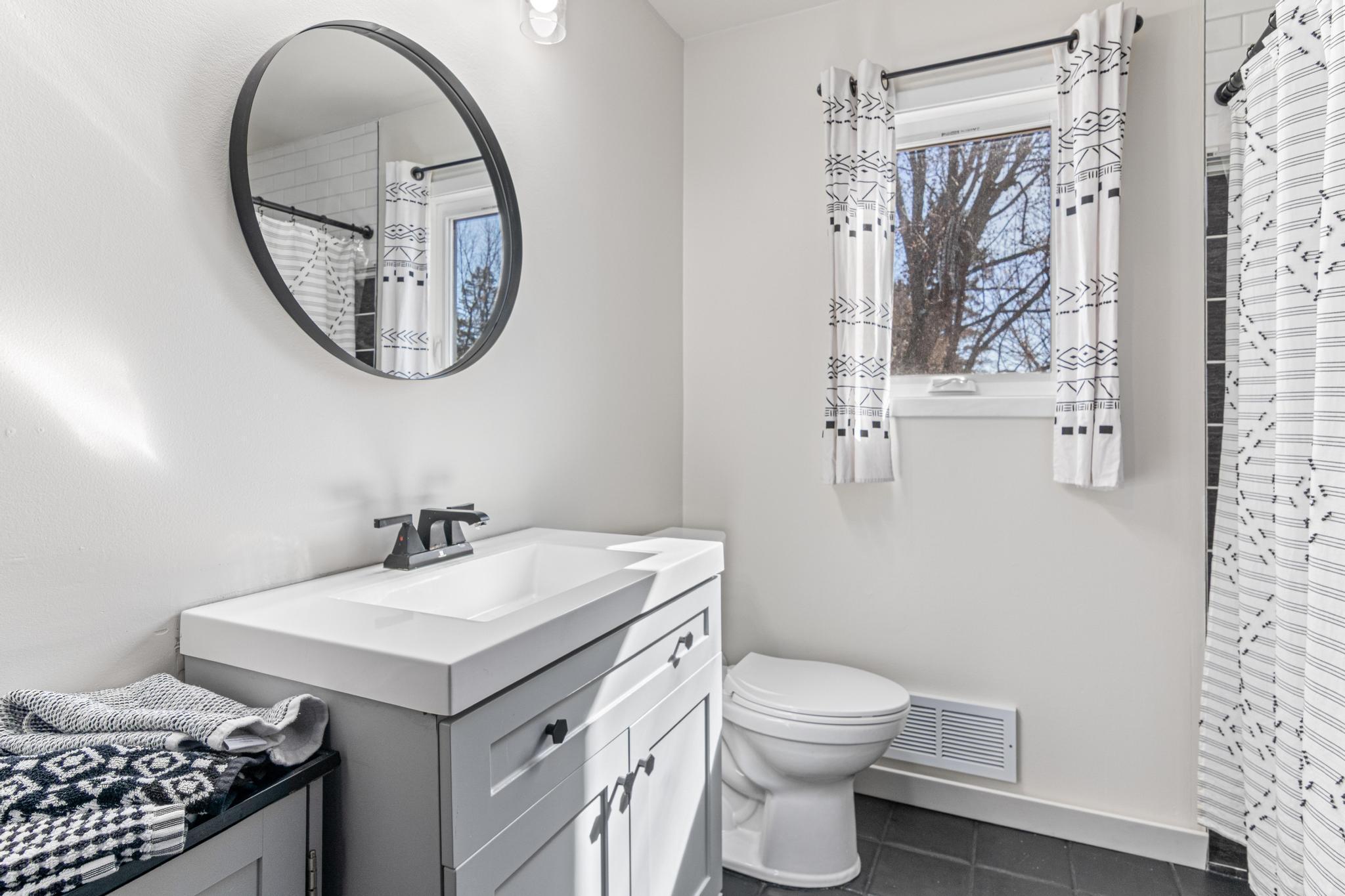 Full Bathroom - freshly painted