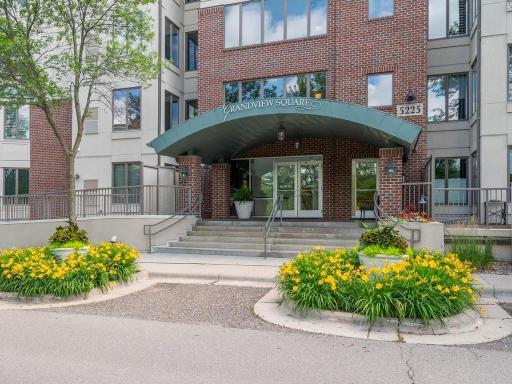 Grandview Square is conveniently located near shopping, library and Senior Center.