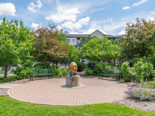 5225 Grandview Square, 210, Edina, MN 55436