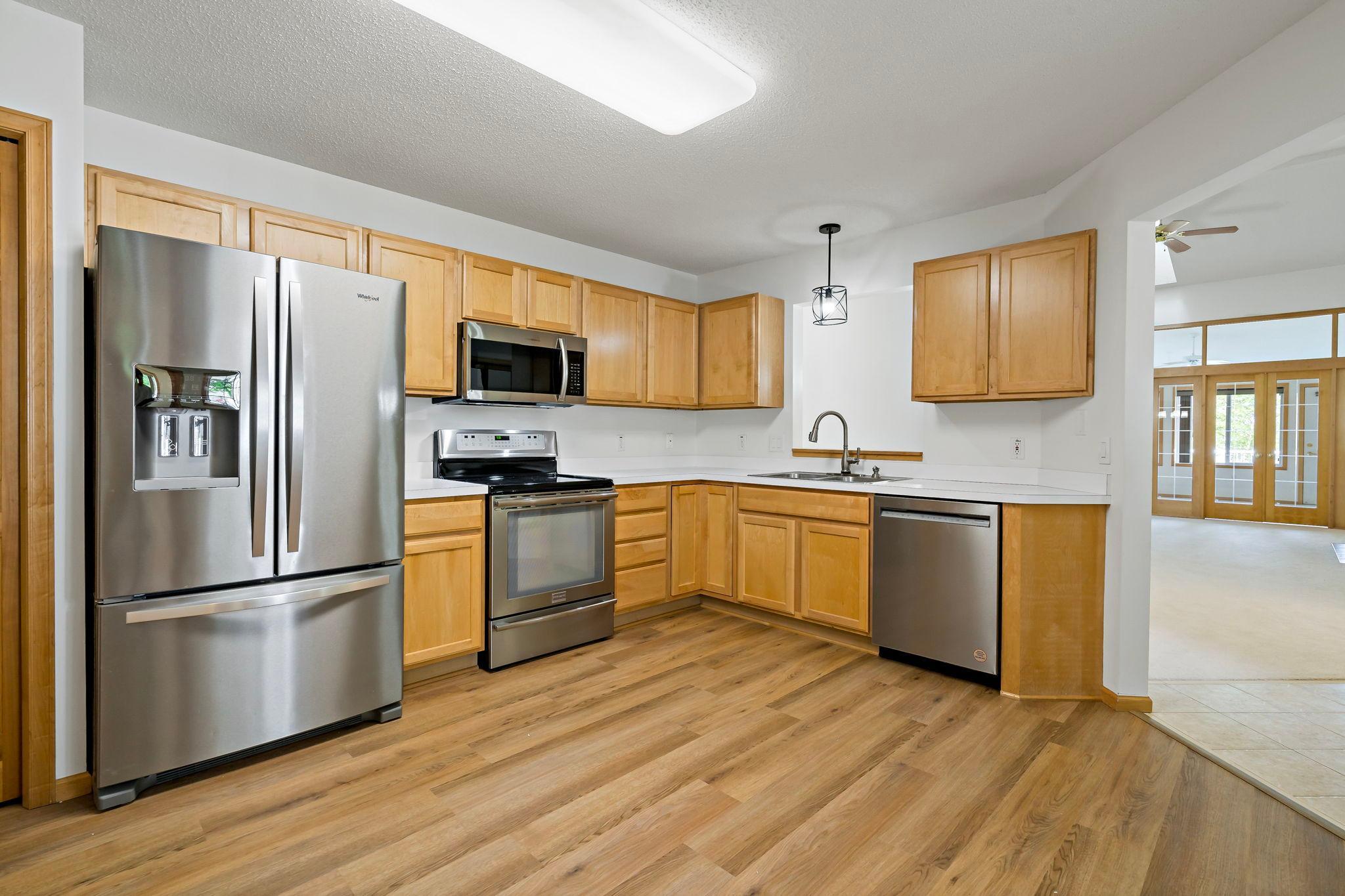 Kitchen 1-763 Lake Ridge Dr Woodbury MN_0011.jpg