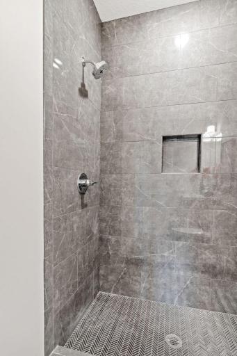16404 47th Place N, Minneapolis, MN 55446