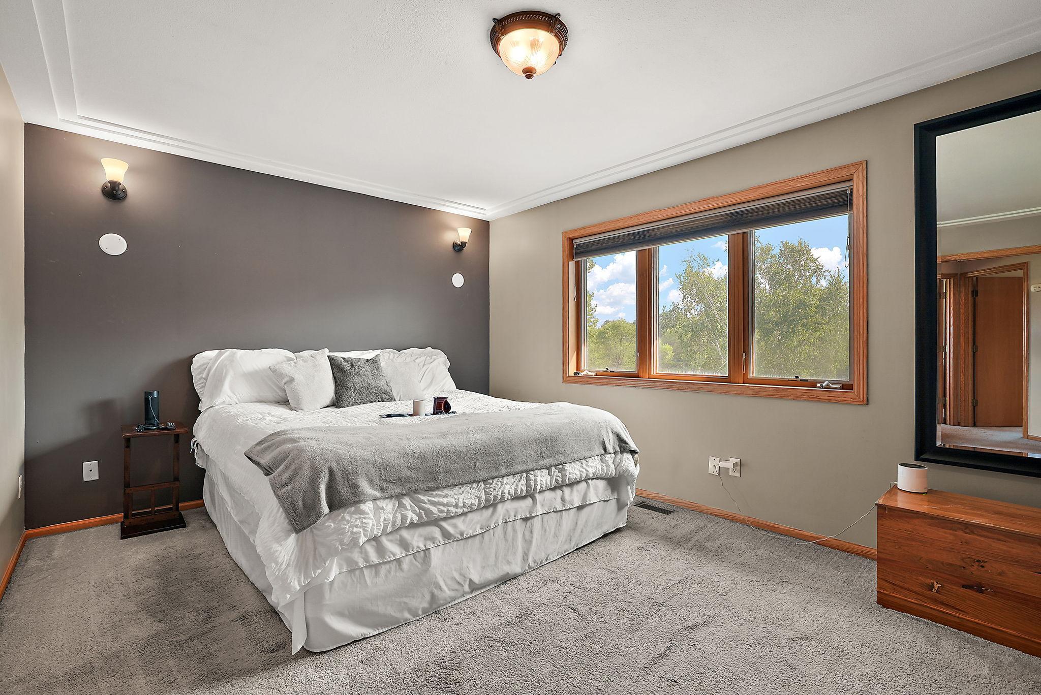 Primary bedroom suite w/ WIC & 3/4 bath