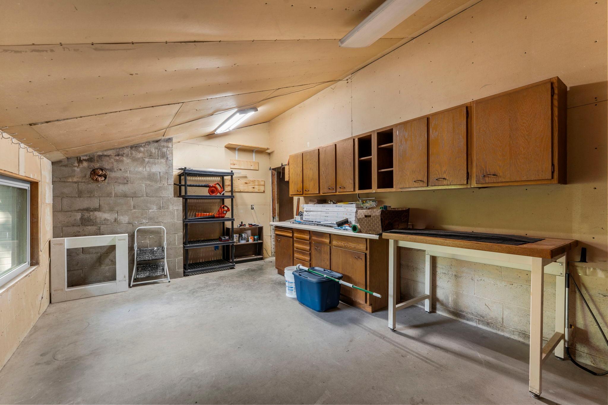 Large workshop behind garage