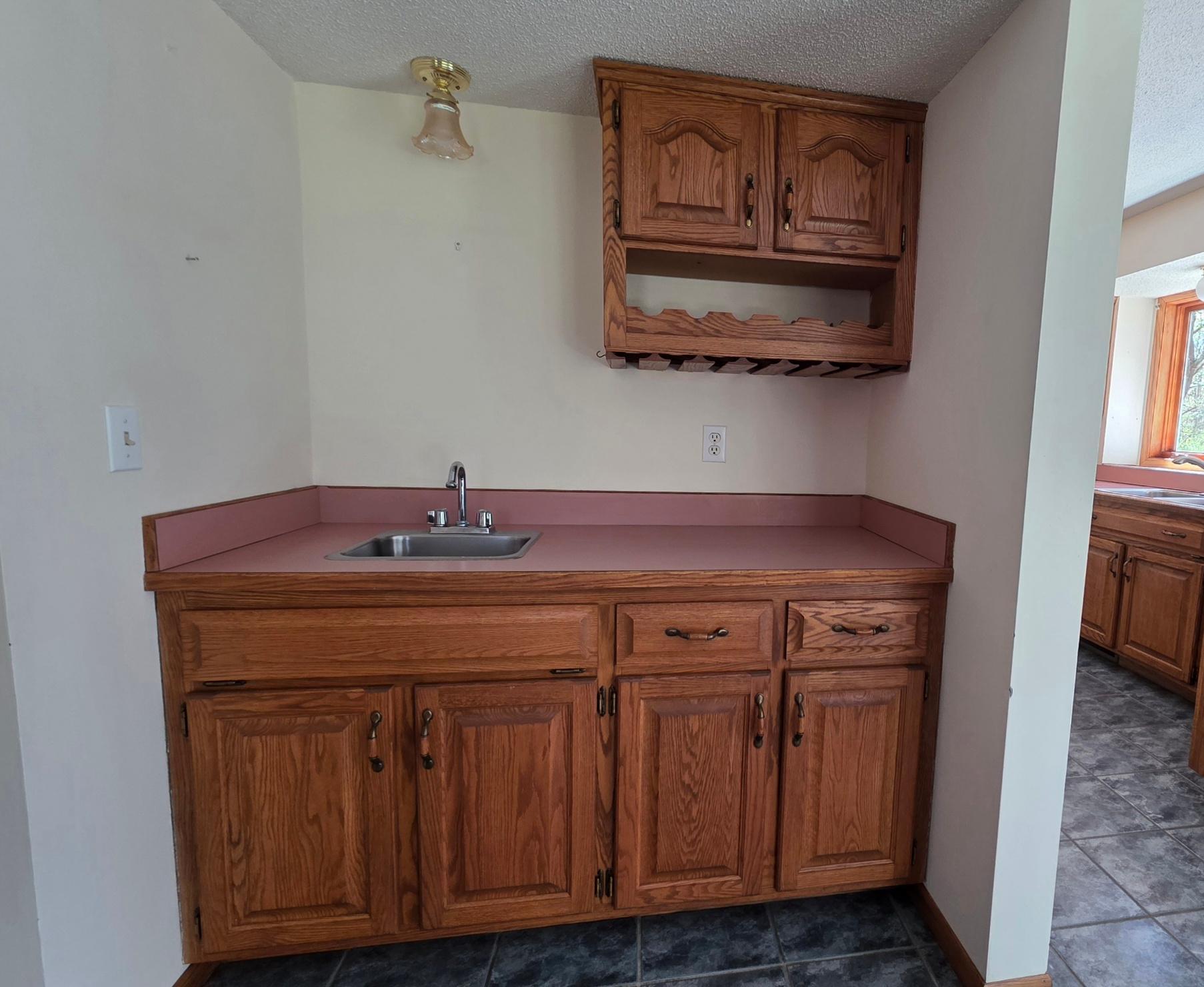 Wet bar off den